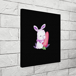 Холст квадратный Крольчонок с большой морковкой на чёрном фоне, цвет: 3D-принт — фото 2