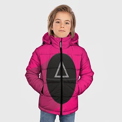 Куртка зимняя для мальчика ИГРА В КАЛЬМАРА МАСКА ТРЕУГОЛЬНИК С ТЕНЬЮ, цвет: 3D-черный — фото 2