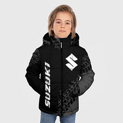 Куртка зимняя для мальчика Suzuki Speed на темном фоне со следами шин, цвет: 3D-черный — фото 2