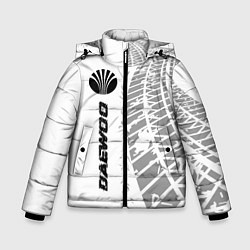 Зимняя куртка для мальчика Daewoo speed на светлом фоне со следами шин: по-ве