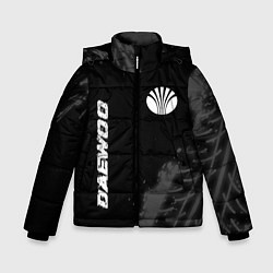 Зимняя куртка для мальчика Daewoo speed на темном фоне со следами шин: надпис