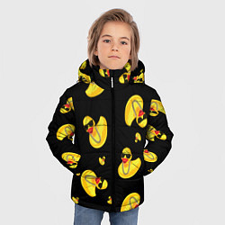 Куртка зимняя для мальчика Жёлтая уточка в в темных очках и цепочке на черном, цвет: 3D-черный — фото 2
