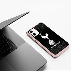 Чехол iPhone 11 матовый Tottenham с потертостями на темном фоне, цвет: 3D-светло-розовый — фото 2