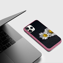 Чехол iPhone 11 Pro матовый Полевые ромашки, цвет: 3D-малиновый — фото 2