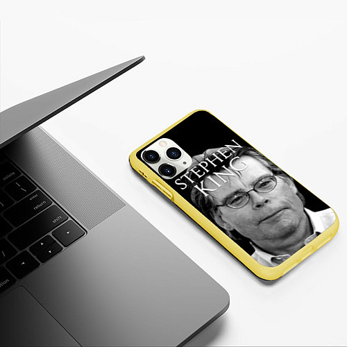 Чехол iPhone 11 Pro матовый Стивен Кинг - Король ужасов / 3D-Желтый – фото 3