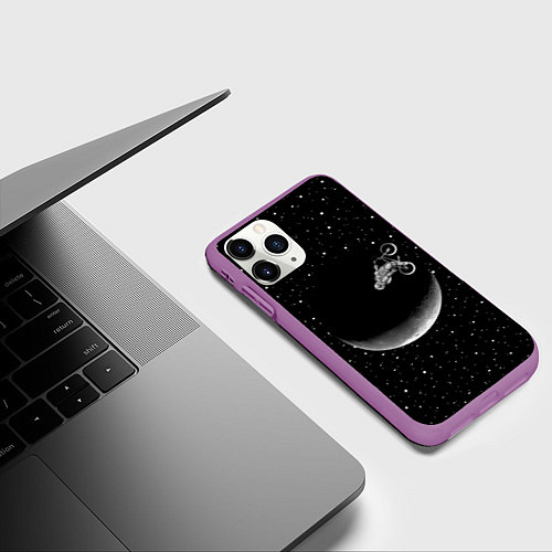 Чехол iPhone 11 Pro матовый Астронавт байкер / 3D-Фиолетовый – фото 3