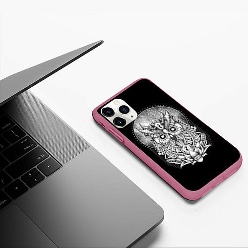 Чехол iPhone 11 Pro матовый Королевская сова / 3D-Малиновый – фото 3