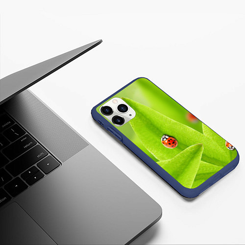 Чехол iPhone 11 Pro матовый Жучки на травке / 3D-Тёмно-синий – фото 3