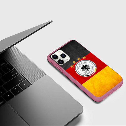 Чехол iPhone 11 Pro матовый Сборная Германии / 3D-Малиновый – фото 3