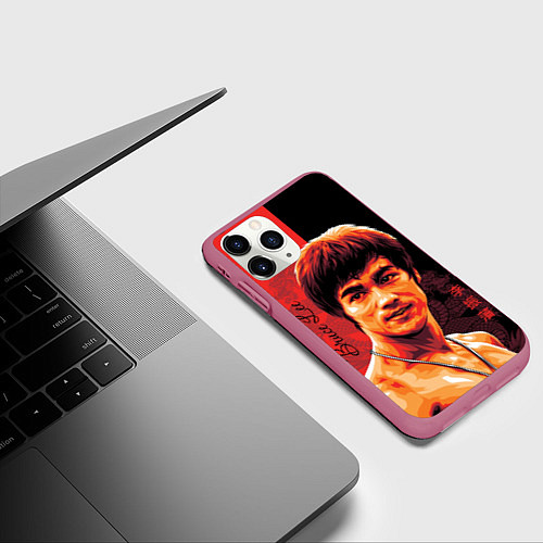 Чехол iPhone 11 Pro матовый Брюс Ли / 3D-Малиновый – фото 3
