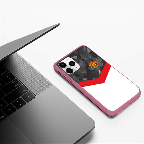 Чехол iPhone 11 Pro матовый Man United FC: Grey Polygons / 3D-Малиновый – фото 3