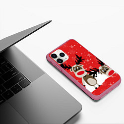 Чехол iPhone 11 Pro матовый Праздничные олени, цвет: 3D-малиновый — фото 2