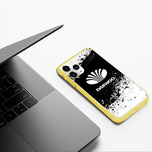 Чехол iPhone 11 Pro матовый Daewoo: Black Spray / 3D-Желтый – фото 3