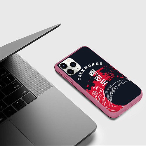 Чехол iPhone 11 Pro матовый Тхэквондо / 3D-Малиновый – фото 3