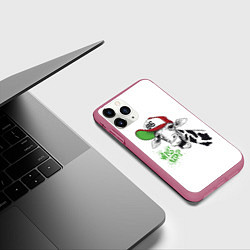 Чехол iPhone 11 Pro матовый Крутой жираф, цвет: 3D-малиновый — фото 2