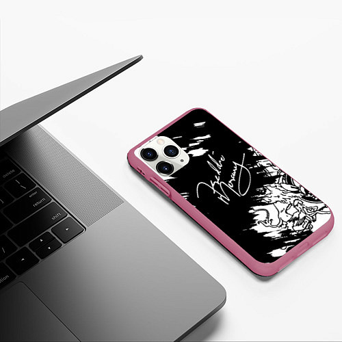 Чехол iPhone 11 Pro матовый Автограф Фредди Меркьюри / 3D-Малиновый – фото 3