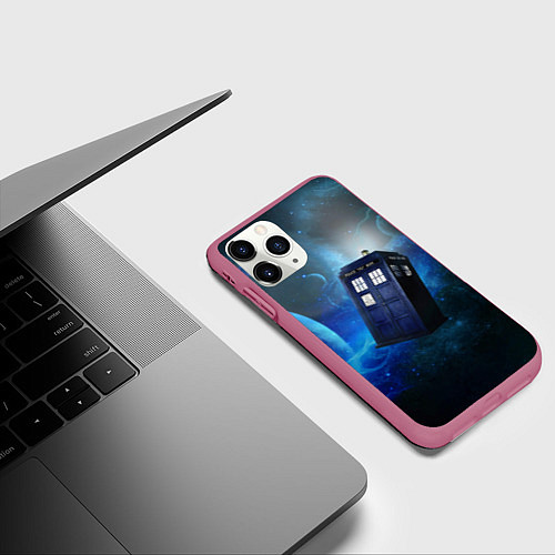 Чехол iPhone 11 Pro матовый ТАРДИС / 3D-Малиновый – фото 3