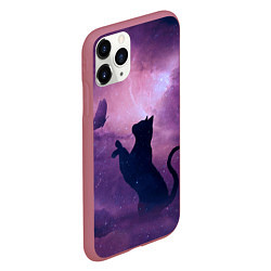 Чехол iPhone 11 Pro матовый Кошка играет с бабочкой, цвет: 3D-малиновый — фото 2