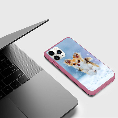 Чехол iPhone 11 Pro матовый Чихуахуа в снегу / 3D-Малиновый – фото 3