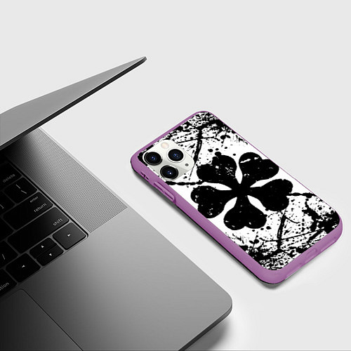 Чехол iPhone 11 Pro матовый Черный клевер, / 3D-Фиолетовый – фото 3