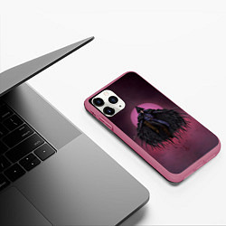 Чехол iPhone 11 Pro матовый Ворон охотник, цвет: 3D-малиновый — фото 2