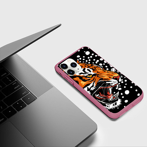 Чехол iPhone 11 Pro матовый Амурский тигр и снегопад / 3D-Малиновый – фото 3