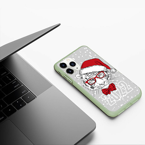 Чехол iPhone 11 Pro матовый Белый тигр в шапке Санты / 3D-Салатовый – фото 3