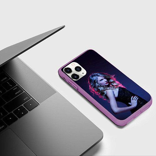 Чехол iPhone 11 Pro матовый Игривая Тейлор / 3D-Фиолетовый – фото 3