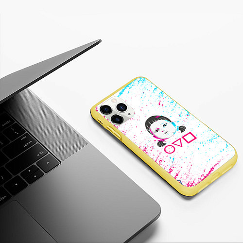 Чехол iPhone 11 Pro матовый Игра в кальмара Squid Game КУКЛА / 3D-Желтый – фото 3