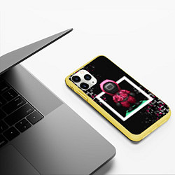 Чехол iPhone 11 Pro матовый ИГРА В КАЛЬМАРА SQUID GAME СТРАЖ, цвет: 3D-желтый — фото 2