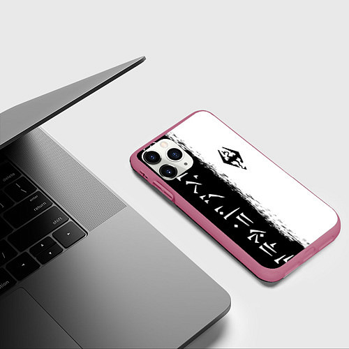 Чехол iPhone 11 Pro матовый THE ELDER SCROLLS SKYRIM FUS RO DAH ЧЁРНО БЕЛЫЙ / 3D-Малиновый – фото 3