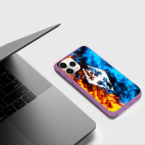 Чехол iPhone 11 Pro матовый TES SKYRIM BATTLE FIRE БИТВА ОГНЕЙ / 3D-Фиолетовый – фото 3