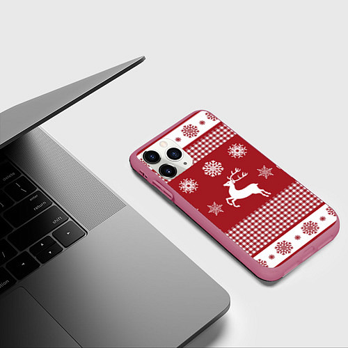 Чехол iPhone 11 Pro матовый Узор с оленями / 3D-Малиновый – фото 3