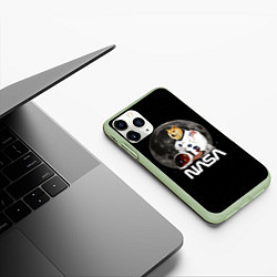 Чехол iPhone 11 Pro матовый Доги Космонавт Мем Наса Doge, цвет: 3D-салатовый — фото 2