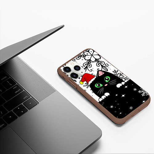 Чехол iPhone 11 Pro матовый Новогодний кот в колпаке Санты / 3D-Коричневый – фото 3