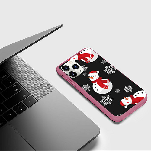 Чехол iPhone 11 Pro матовый Снеговик! / 3D-Малиновый – фото 3