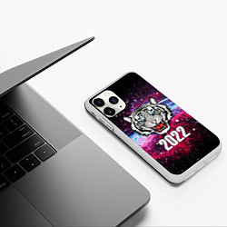 Чехол iPhone 11 Pro матовый ЧЁРНЫЙ ТИГР НОВЫЙ ГОД 2022 GRAY TIGER NEW YEAR, цвет: 3D-белый — фото 2