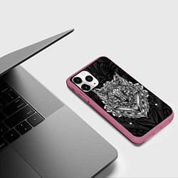 Чехол iPhone 11 Pro матовый ЭТНИЧЕСКАЯ ЛИСА БЕЛАЯ ЭТНО ЛИСА, цвет: 3D-малиновый — фото 2