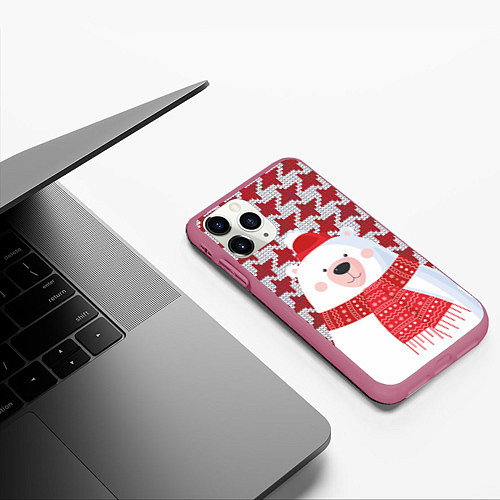 Чехол iPhone 11 Pro матовый Белый мишка в шапочке и шарфе / 3D-Малиновый – фото 3