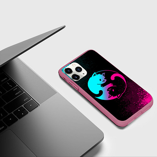 Чехол iPhone 11 Pro матовый ИНЬ ЯНЬ НЕОНОВЫЕ КОТИКИ / 3D-Малиновый – фото 3
