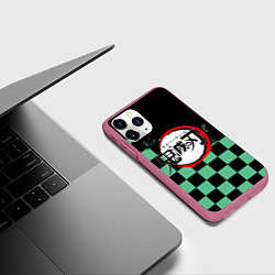Чехол iPhone 11 Pro матовый TANJIRO KAMAD, КЛИНОК РАССЕКАЮЩИЙ ДЕМОНОВ, цвет: 3D-малиновый — фото 2