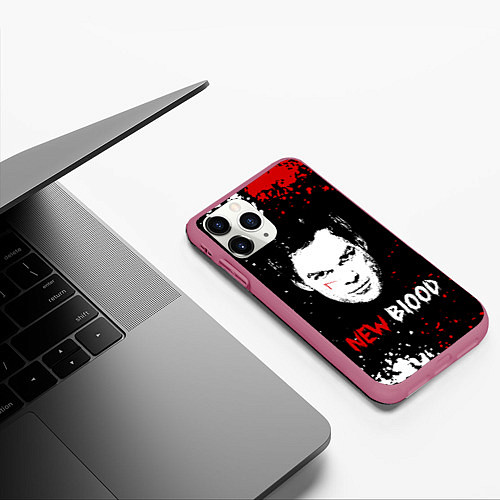 Чехол iPhone 11 Pro матовый Декстер Новая Кровь Dexter New Blood / 3D-Малиновый – фото 3