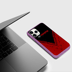 Чехол iPhone 11 Pro матовый Toyota Красная текстура, цвет: 3D-фиолетовый — фото 2
