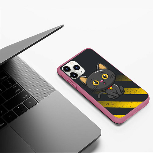 Чехол iPhone 11 Pro матовый Черный кот желтые полосы / 3D-Малиновый – фото 3
