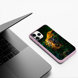 Чехол iPhone 11 Pro матовый Крадущийся тигр в джунглях, цвет: 3D-розовый — фото 2