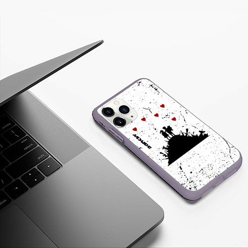 Чехол iPhone 11 Pro матовый Banksy мальчик и девочка на горе оружия / 3D-Серый – фото 3