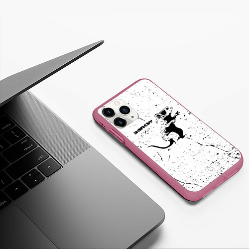 Чехол iPhone 11 Pro матовый Banksy крыса в очках / 3D-Малиновый – фото 3