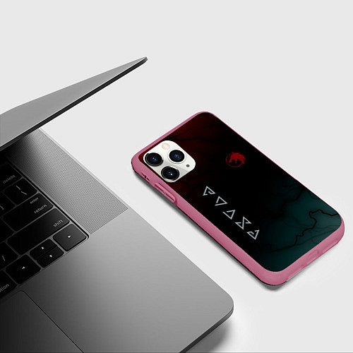 Чехол iPhone 11 Pro матовый The witcher Волк Черные Молнии / 3D-Малиновый – фото 3