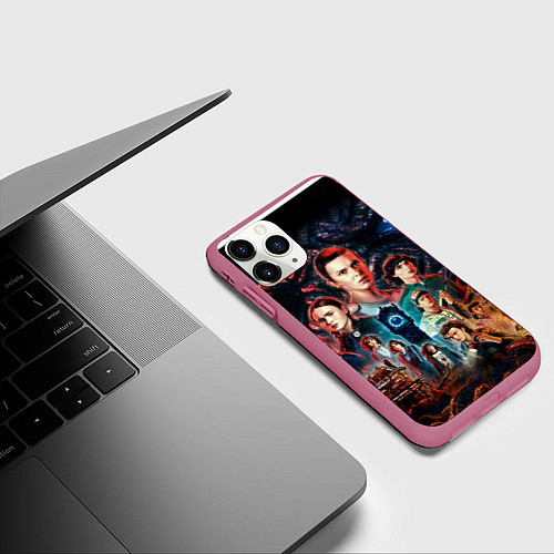 Чехол iPhone 11 Pro матовый ОЧЕНЬ СТРАННЫЕ ДЕЛА 4 STRANGER THINGS 4 / 3D-Малиновый – фото 3