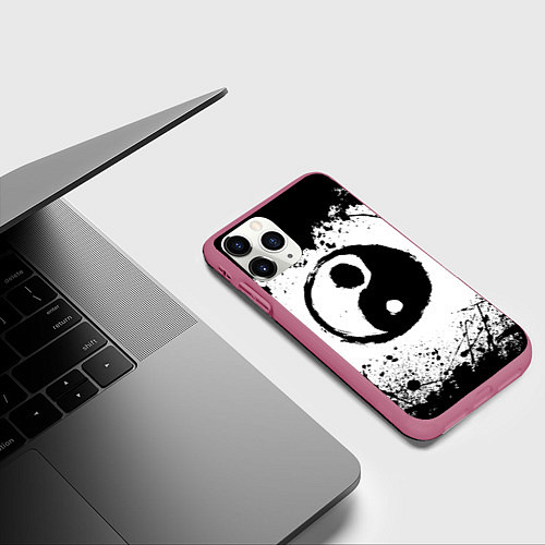 Чехол iPhone 11 Pro матовый Инь Янь Гранж / 3D-Малиновый – фото 3